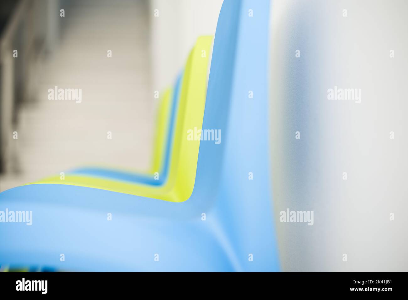 Fermez les chaises en plastique Banque D'Images