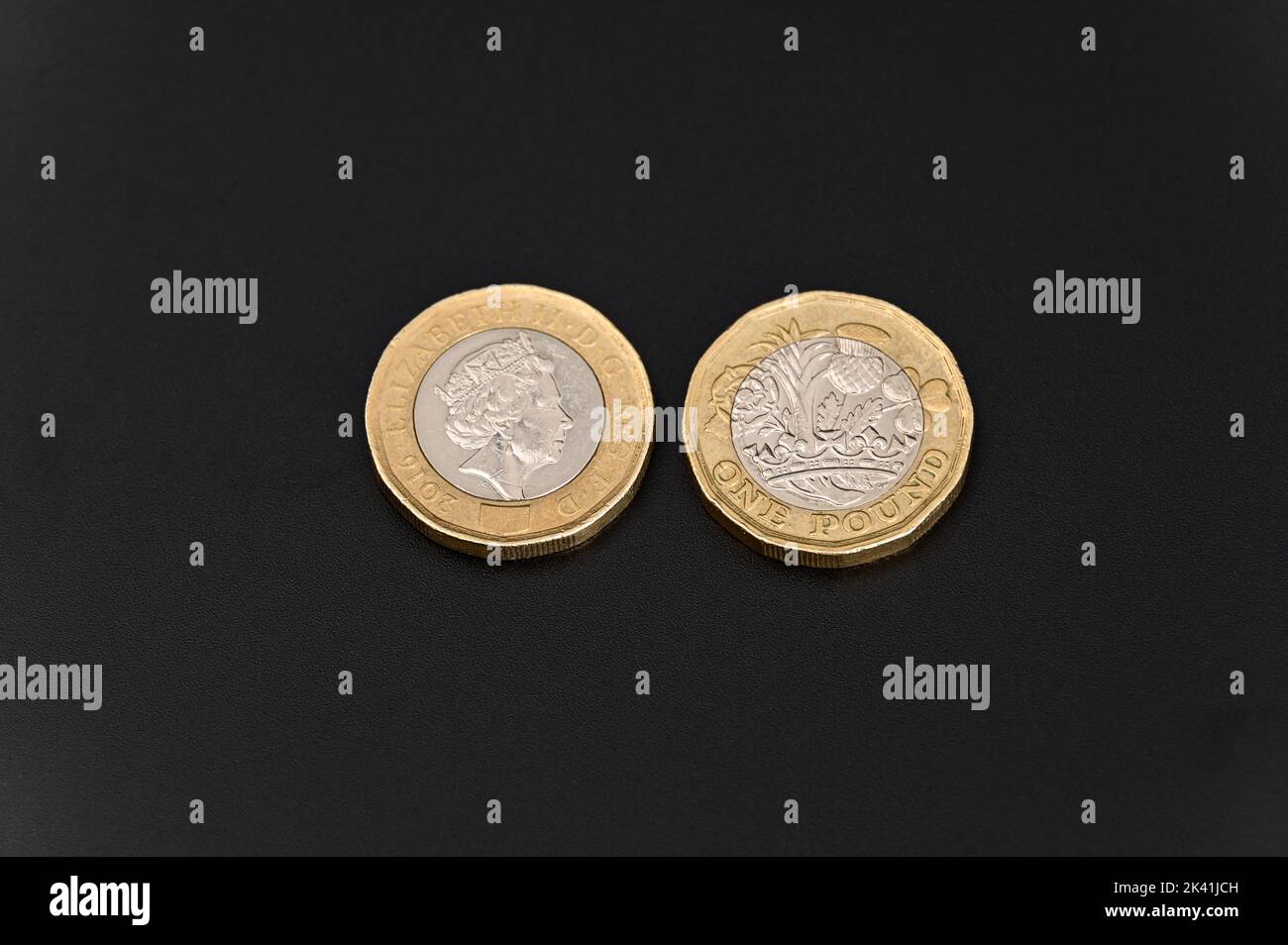 GBP British une livre pièces monnaie argent sur fond noir Banque D'Images