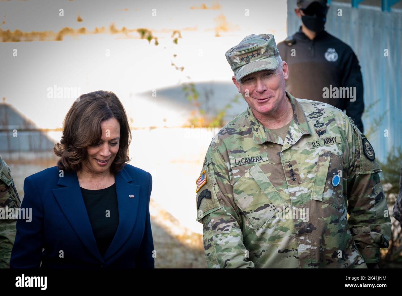Séoul, Corée du Sud. 29th septembre 2022. Le vice-président Kamala Harris s'entretient avec le commandant du général de Corée des Forces américaines Paul LaCamera à la base aérienne d'Osan à Pyeongtaek, en Corée du Sud, jeudi, 29 septembre 2022. Photo de Thomas Maresca/UPI crédit: UPI/Alay Live News Banque D'Images