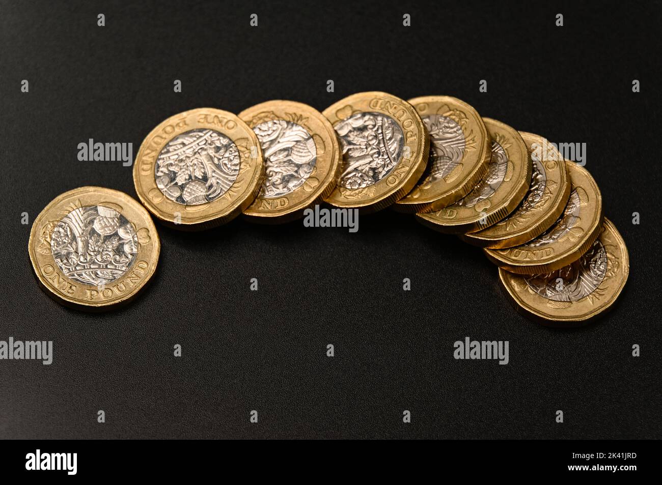 GBP British une livre pièces monnaie argent sur fond noir Banque D'Images