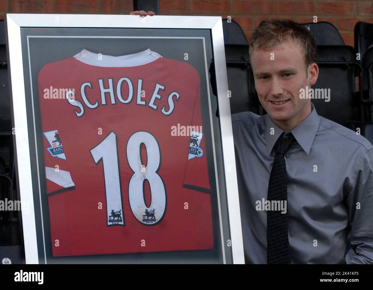 SALISBURY MILIEU DE TERRAIN ARGILE DANNY AVEC SON CHEMISE PAUL SCHOLES TRÈS PRISÉE QUI LUI A ÉTÉ REMIS PAR LE MANCHESTER UTD ACE QUAND ILS ONT ÉCHANGÉ DES CHEMISES À LA FIN DE L'EXETER V HOMME. UTD CUP CRAVATE EN 2004 PIC MIKE WALKER, 2006 Banque D'Images