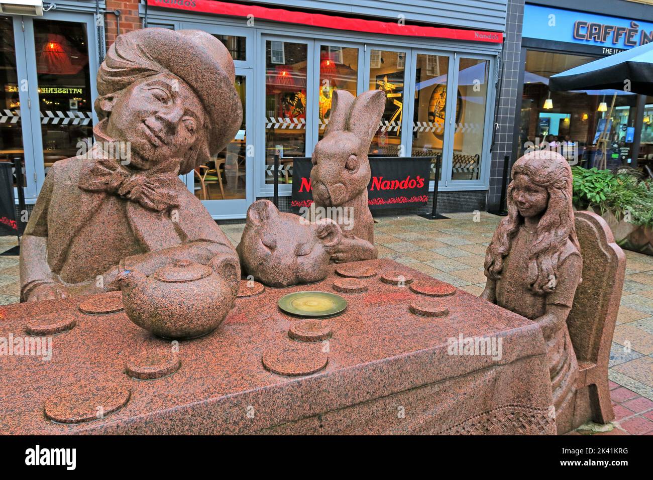 Statue de la fête du thé Mad Hatters, Alice au pays des merveilles, scène, Golden Square Warrington, Cheshire, Angleterre, Royaume-Uni, WA1 1QB, par Edwin Russell Banque D'Images