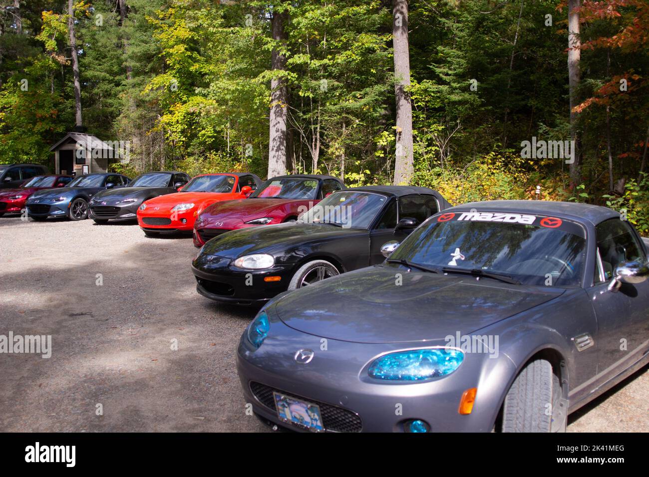 Opemican Canada, 24 septembre 2022 : photos éditoriales illustrant les voitures de sport Mazda CX5 qui se rencontrent sur un sentier naturel Banque D'Images