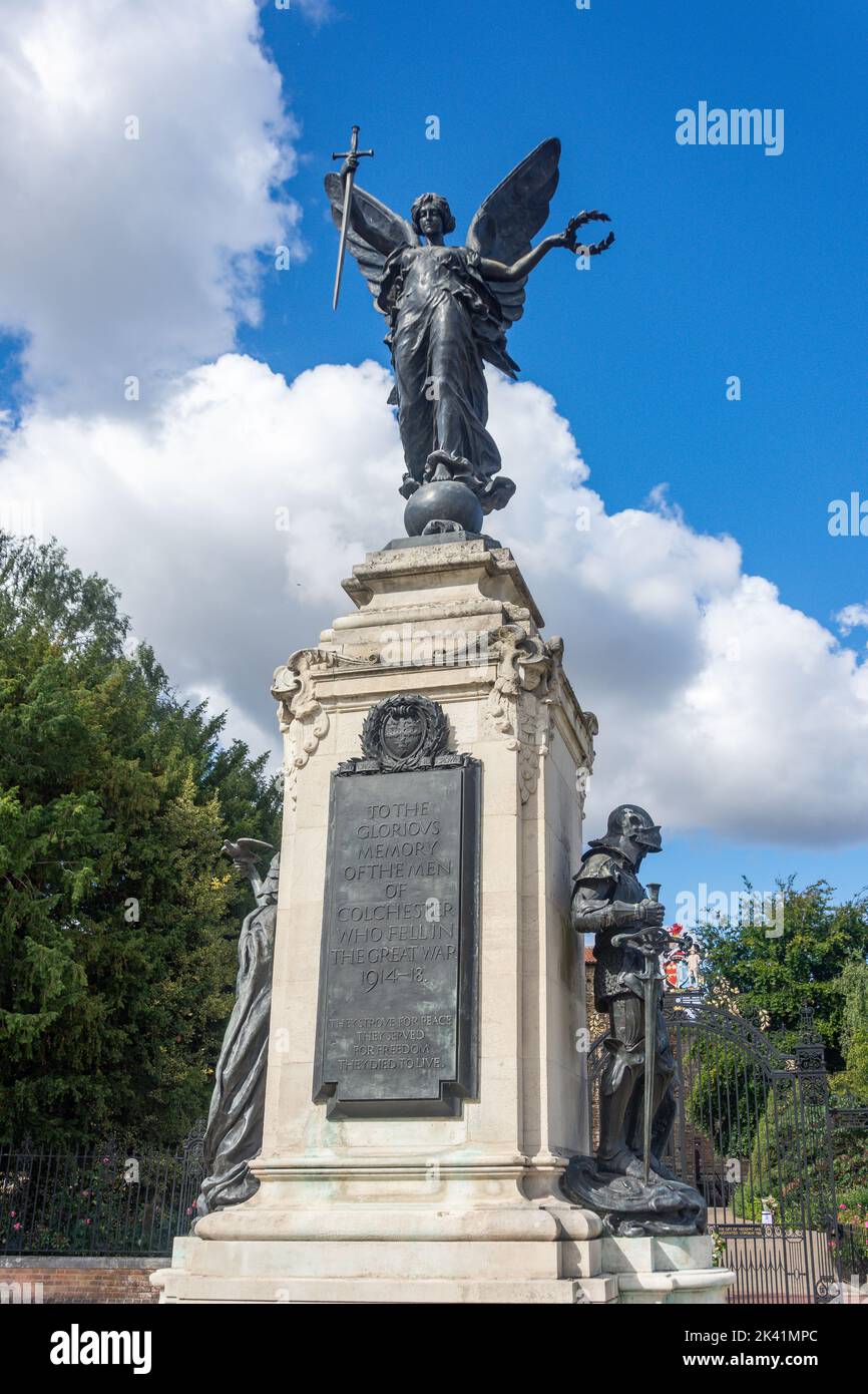 Colchester War Memorial à l'entrée du château de Colchester, High Street, Colchester, Essex, Angleterre, Royaume-Uni Banque D'Images