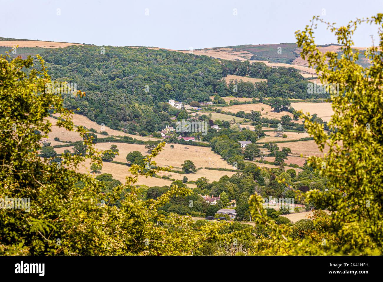 Une longue photo du village de Selworthy en dessous de Minehead North Hill dans le parc national d'Exmoor, Somerset, Royaume-Uni Banque D'Images