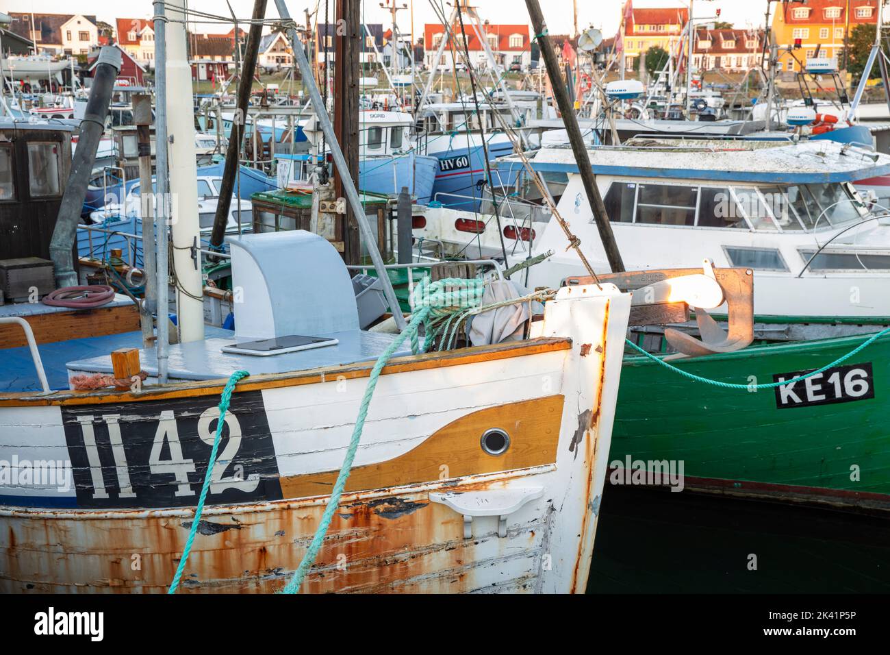 De vieux bateaux de pêche ont été reliés dans le port de Gilleleje, Gilleleje, la Zélande, le Danemark, l'Europe Banque D'Images