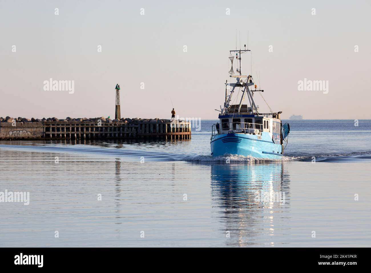 Chalutier de pêche retournant au port de Gilleleje tôt le matin, Gilleleje, Zélande, Danemark, Europe Banque D'Images