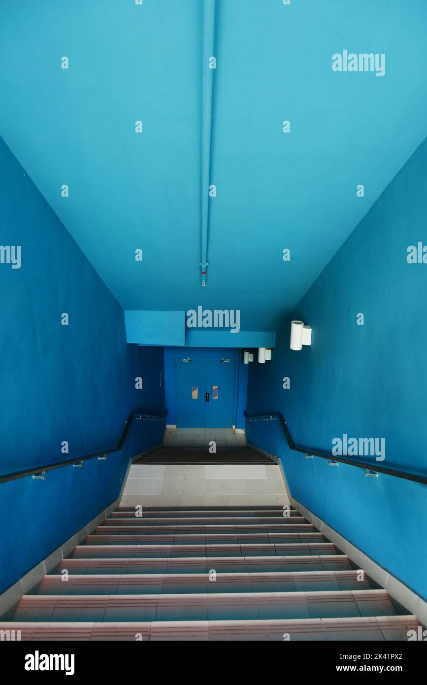 vue de face de l'escalier bleu extérieur Banque D'Images