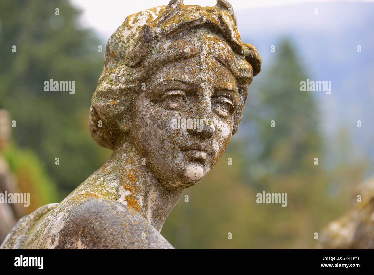 Statue dans les jardins du château de Peles de Sinaia, La Vallée de Prahova, Roumanie, Banque D'Images