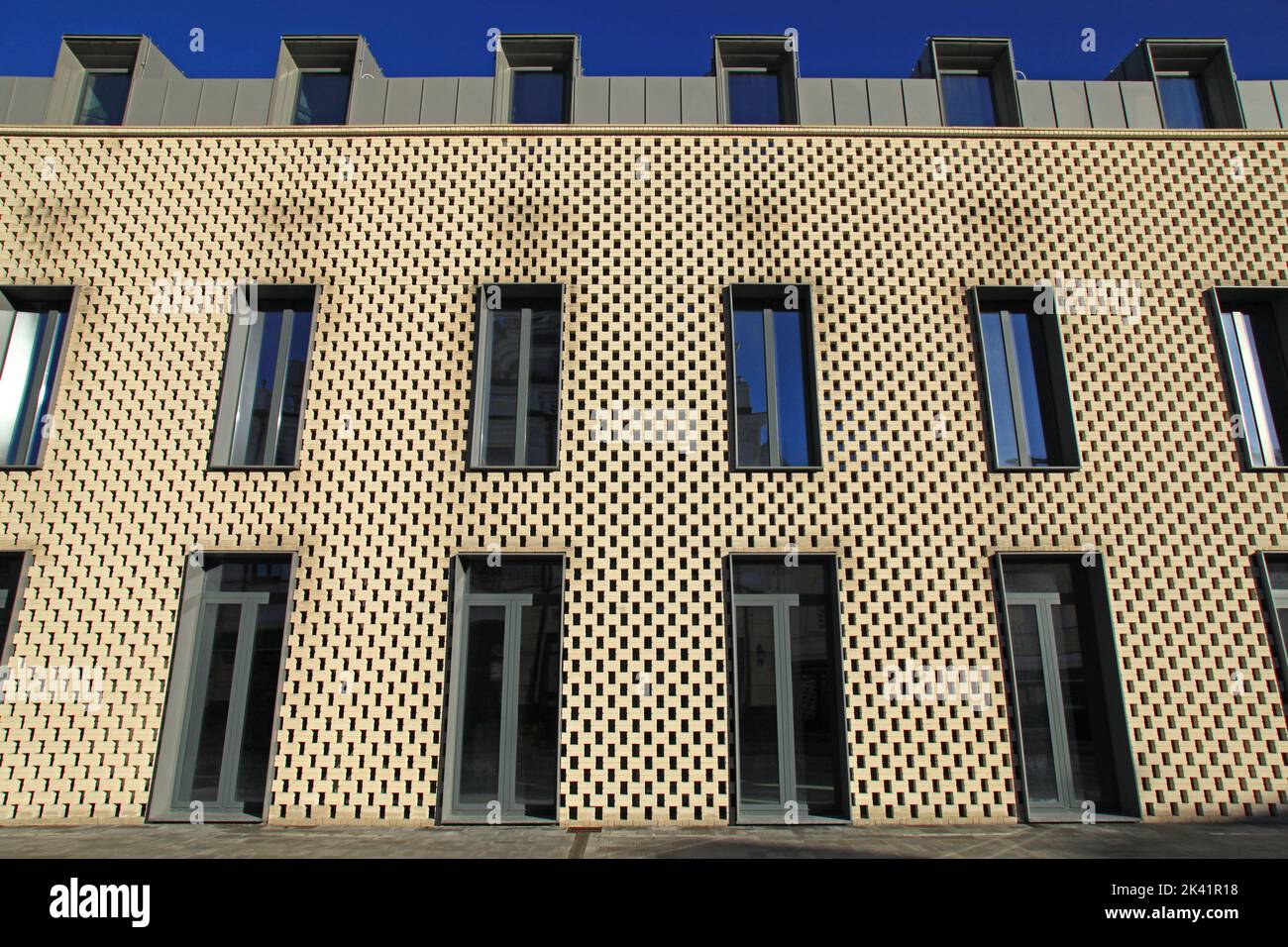 Façade articulée et ventilée. Nid d'abeille et mosaïque de la façade de bâtiment Bardage. Bâtiment beige. Bâtiment moderne et à la mode Banque D'Images