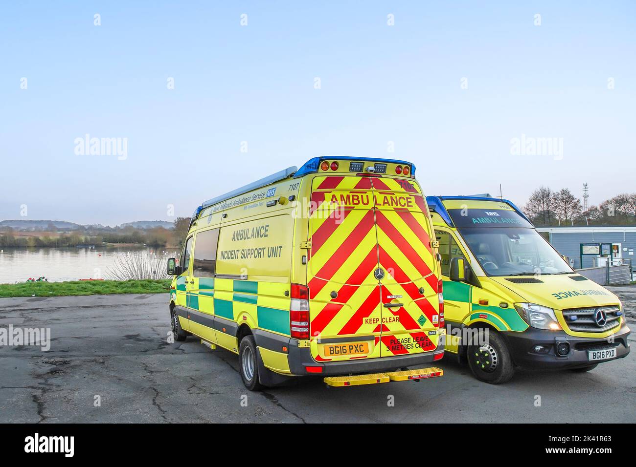 Véhicules de l'unité de soutien aux incidents de l'ambulance des West Midlands garés à l'extérieur, Royaume-Uni. Banque D'Images