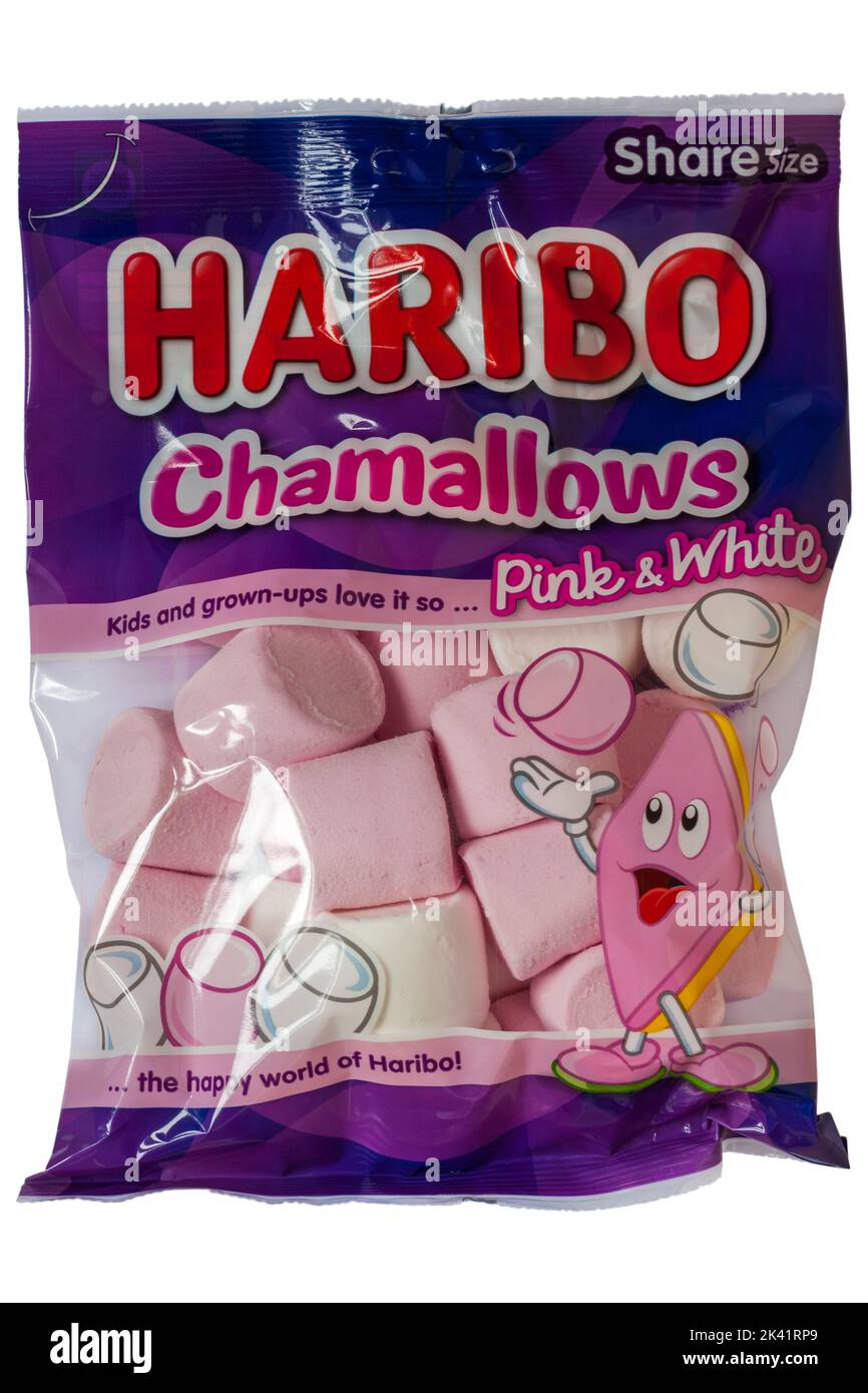 Paquet de haribo Champermet rose et blanc isolé sur fond blanc - sac de guimauves Banque D'Images