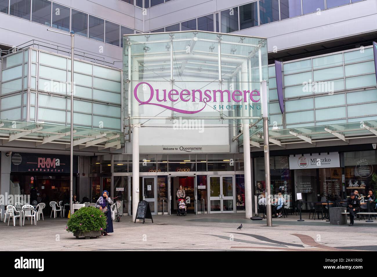 Slough, Berkshire, Royaume-Uni. 29th septembre 2022. Le centre commercial Queensmere à Slough. De nombreuses boutiques du Queensmere, autrefois prospère, sont maintenant vides en tant que promoteur immobilier British Land, ont soumis la permission de planification des grandes lignes à Slough Borough Council pour redévelopper le centre commercial. Une réunion de planification a eu lieu hier soir pour décider d'accorder ou non l'autorisation de planification de l'esquisse pour construire 1 600 maisons avec des magasins, des restaurants et des bureaux. Le résultat de la réunion est attendu. Crédit : Maureen McLean/Alay Live News Banque D'Images