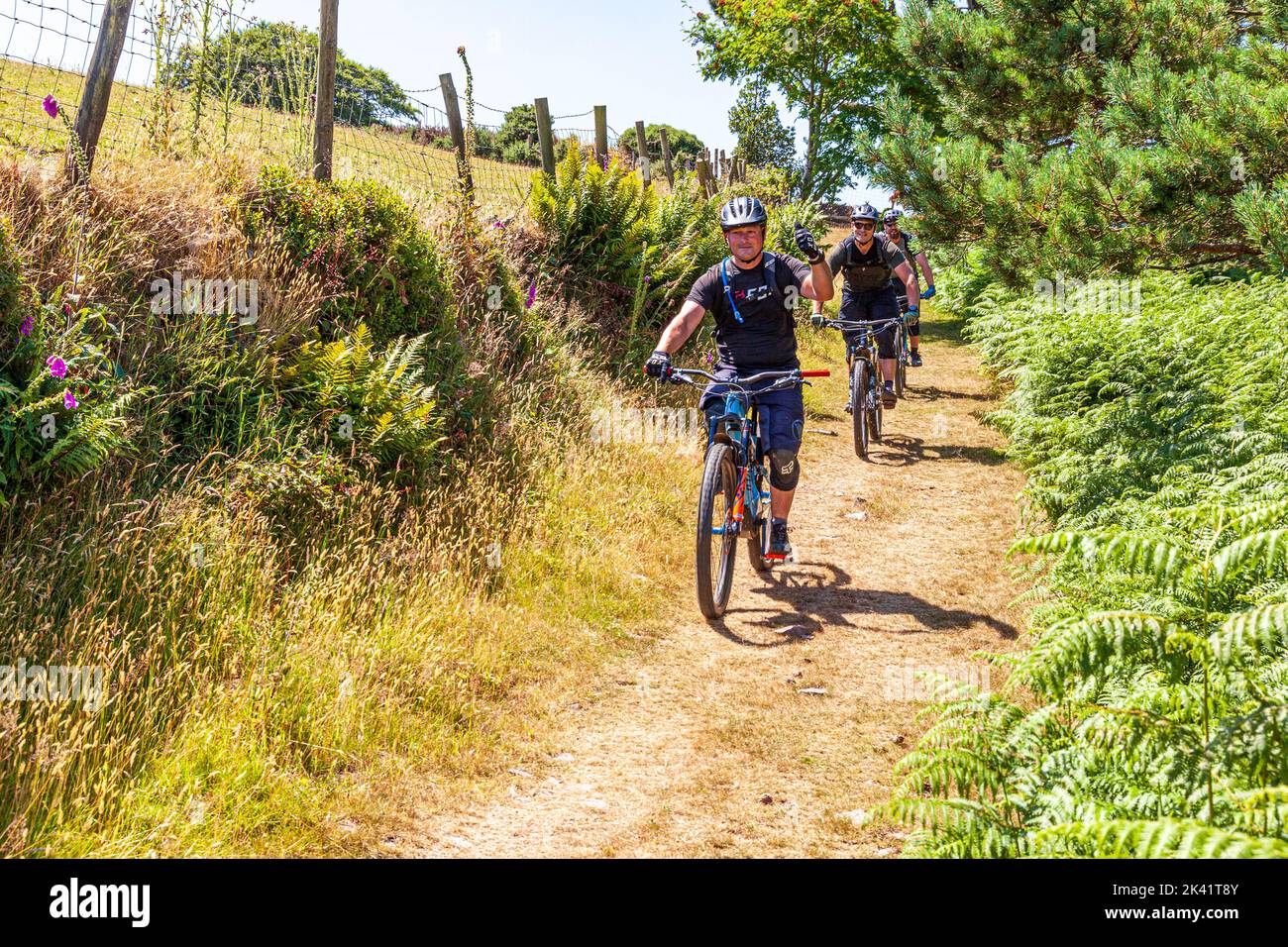 Cyclistes tout-terrain qui profitent d'une promenade sur une chaussée publique à Cluntsham dans le parc national d'Exmoor, Somerset, Royaume-Uni Banque D'Images