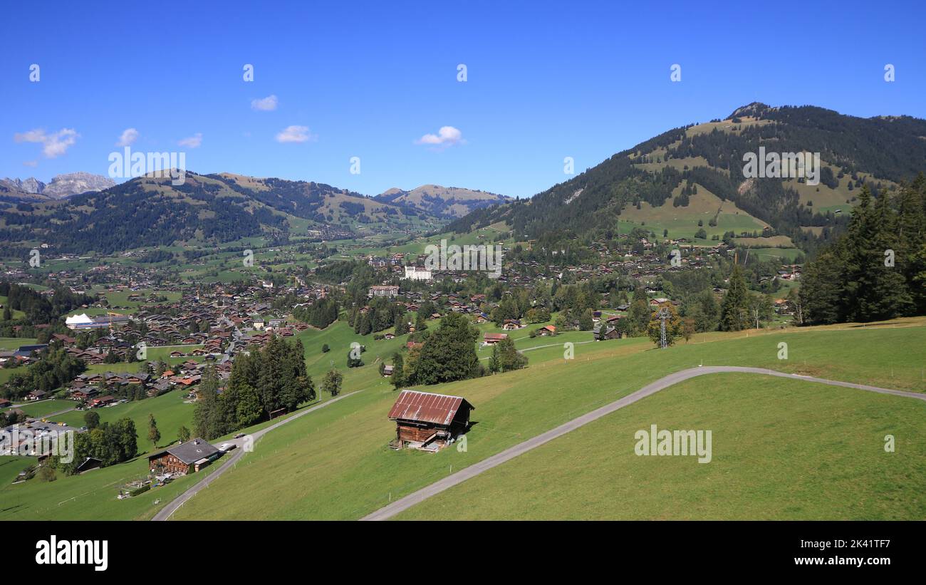 Village de montagne et station de vacances Gstaad à la fin de l'été. Banque D'Images