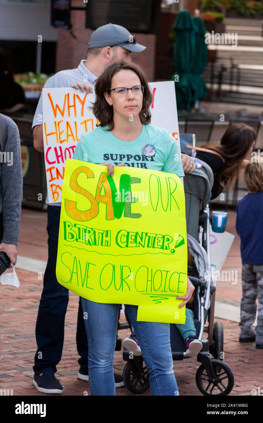 28 septembre 2022. Cambridge, Massachusetts. Des militants communautaires, des organisateurs syndicaux et des défenseurs de la santé maternelle se sont rassemblés et ont défilé au Beth Israel Lahey Health Cor Banque D'Images