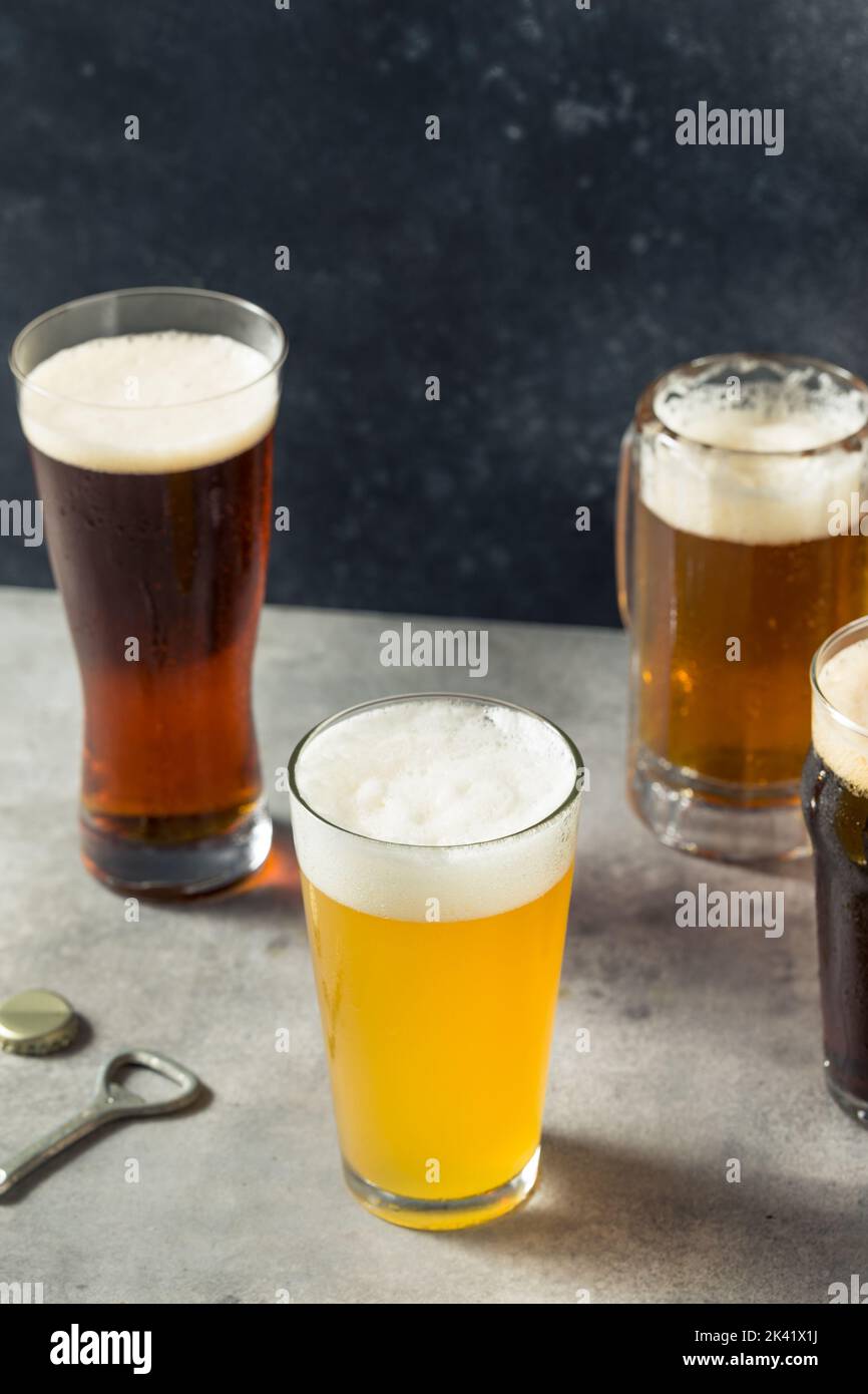 Bières artisanales variées rafraîchissantes dans différentes tasses Banque D'Images