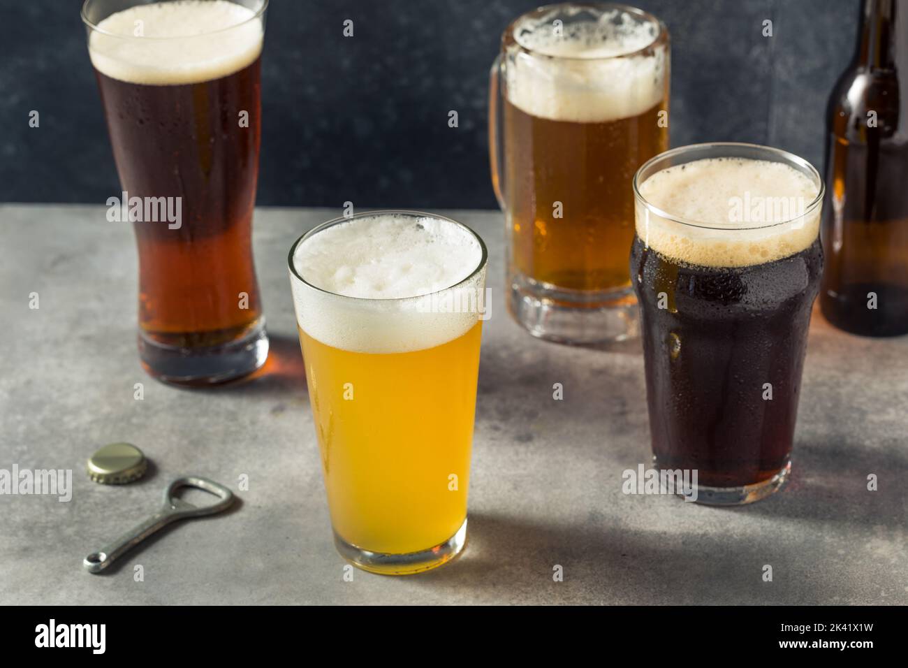 Bières artisanales variées rafraîchissantes dans différentes tasses Banque D'Images
