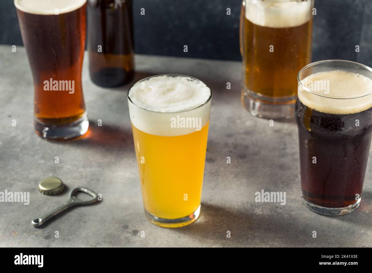 Bières artisanales variées rafraîchissantes dans différentes tasses Banque D'Images