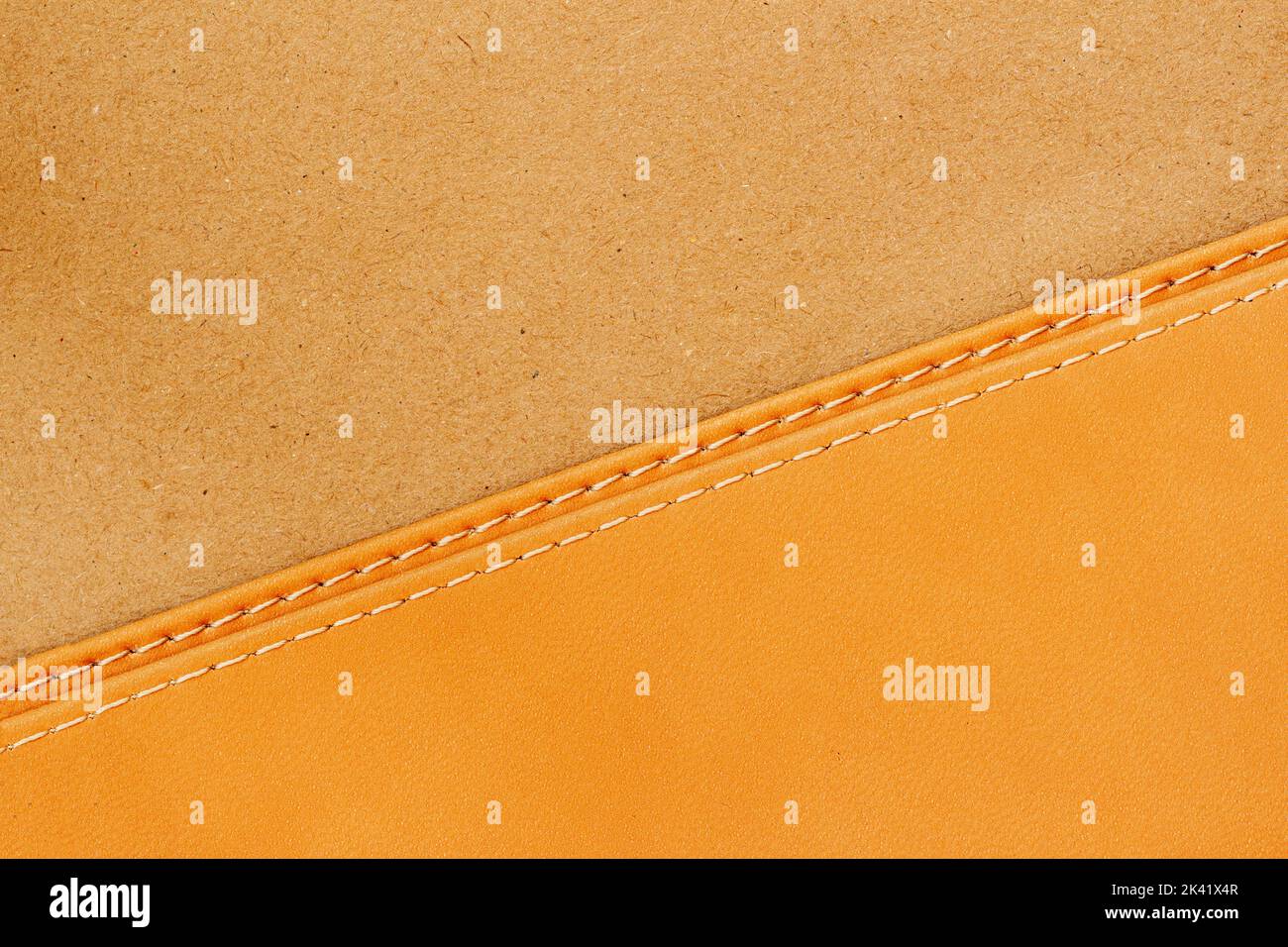 Texture de cuir jaune véritable cousue avec couture. Arrière-plan moderne, espace de copie Banque D'Images