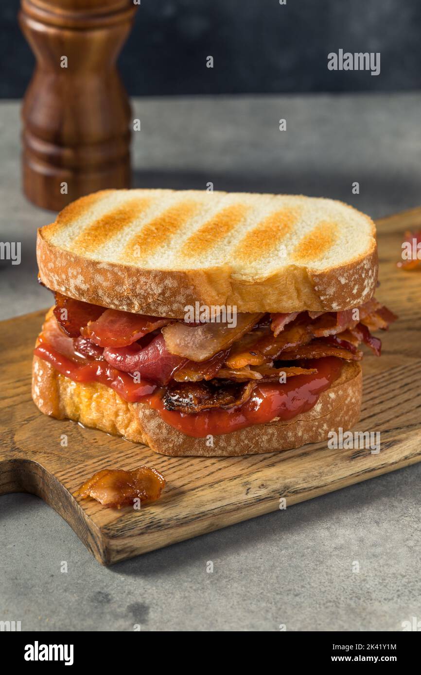 Sandwich au bacon britannique maison avec pain grillé et ketchup Banque D'Images