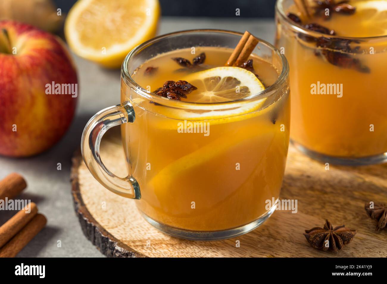 Cidre de pomme chaud fait maison avec citron et cannelle Banque D'Images