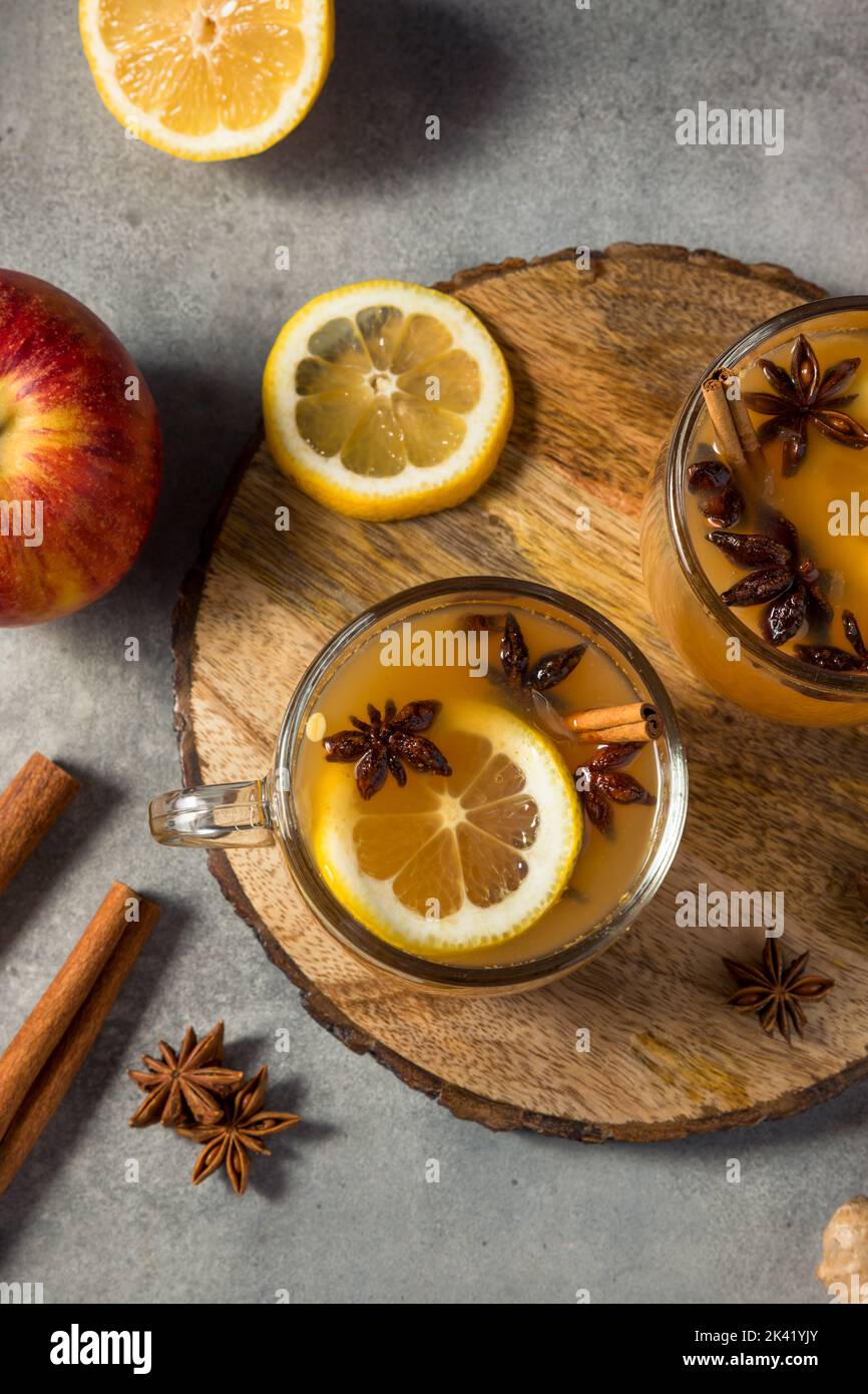 Cidre de pomme chaud fait maison avec citron et cannelle Banque D'Images