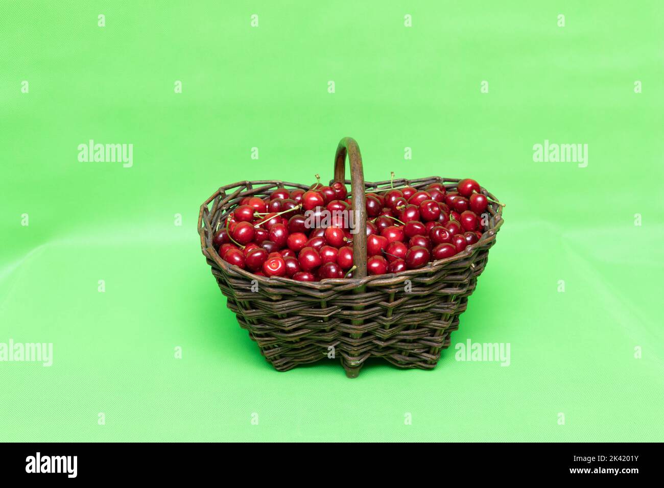 Dans un panier de cerises Banque D'Images