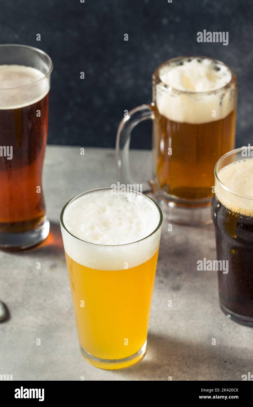 Bières artisanales variées rafraîchissantes dans différentes tasses Banque D'Images