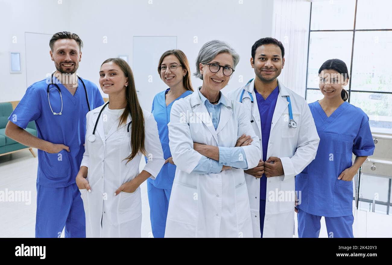 Médecins et infirmières confiants dans un hôpital moderne. travail d'équipe médical, groupe international de médecins Banque D'Images