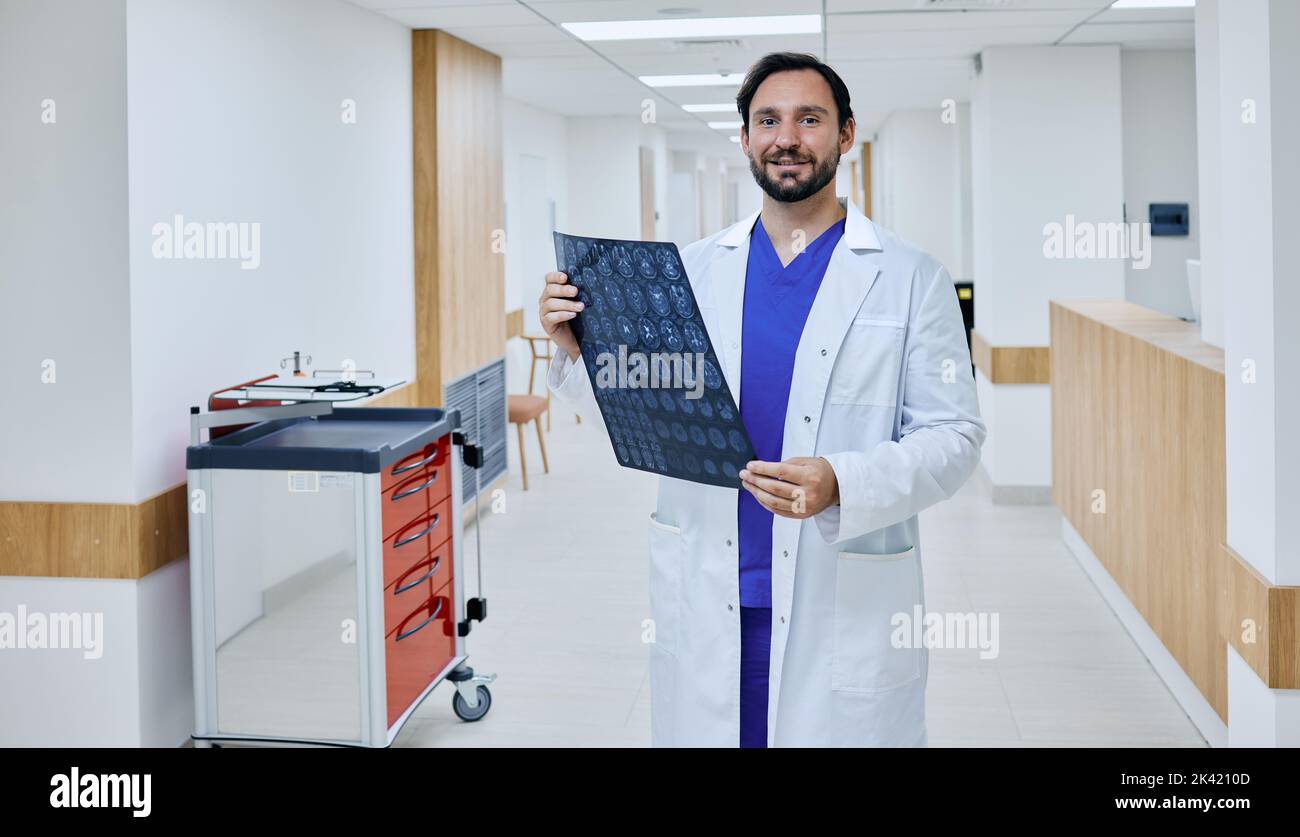 IRM du cerveau humain dans les mains du médecin radiologue pendant la journée de travail médical à l'hôpital moderne Banque D'Images