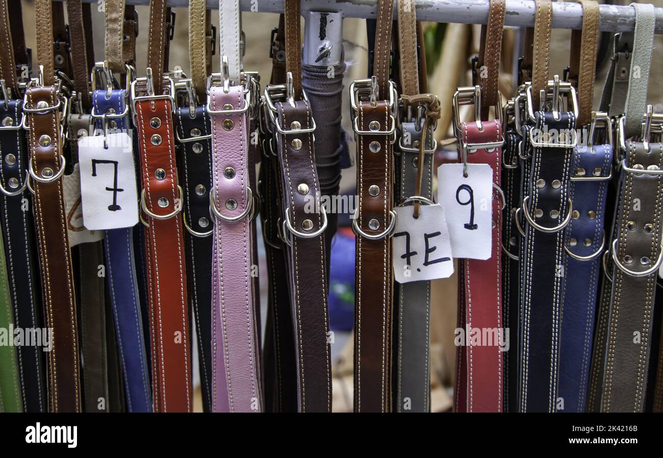 Détail des ceintures en cuir de couleur, de l'artisanat et de la tradition Banque D'Images