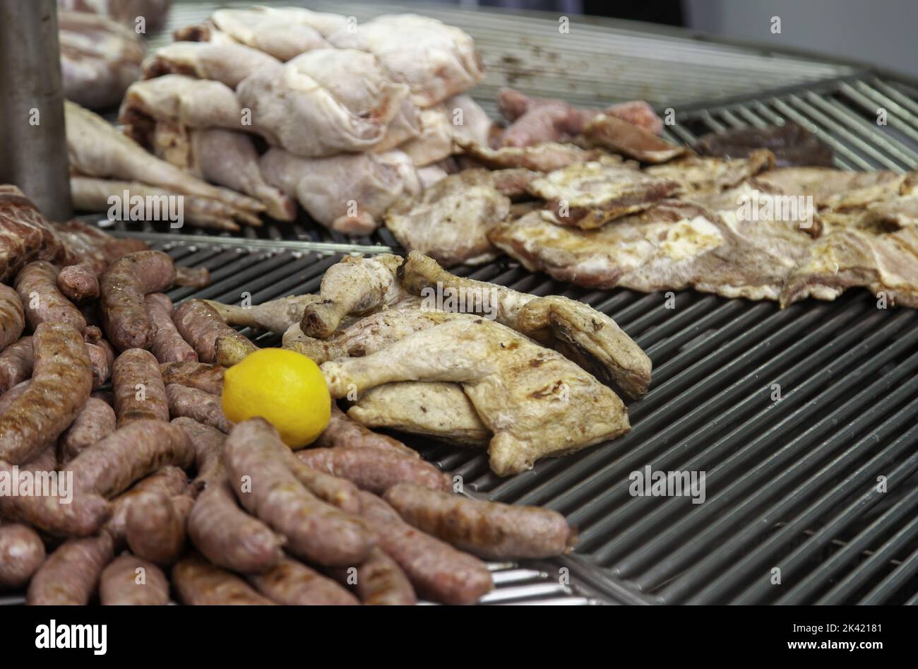 Détail de la viande rôtie sur un grill au charbon de bois, fête et célébration Banque D'Images