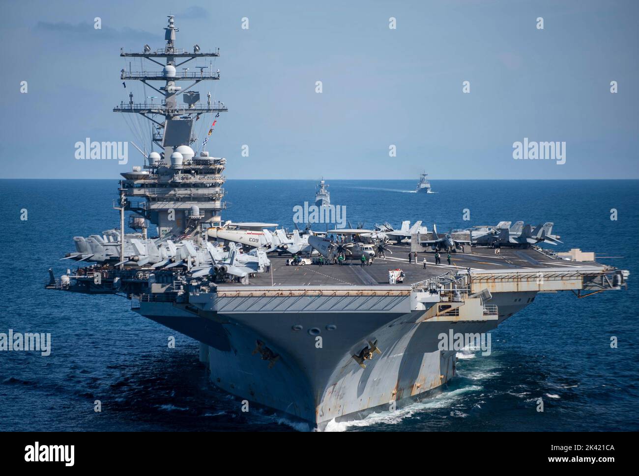 Busan, Corée du Sud. 29th septembre 2022. L'USS Ronald Reagan, super-porteur nucléaire de la Marine américaine de Nimitz, s'emonde en formation avec les navires de la Marine sud-coréenne ROKS Munmu le Grand et ROKS Gangwon lors d'opérations d'entraînement conjointes en mer de l'est, à 29 septembre 2022 près de Busan, en Corée du Sud. Crédit : MCS Natasha Chevalier/US Navy photo/Alay Live News Banque D'Images