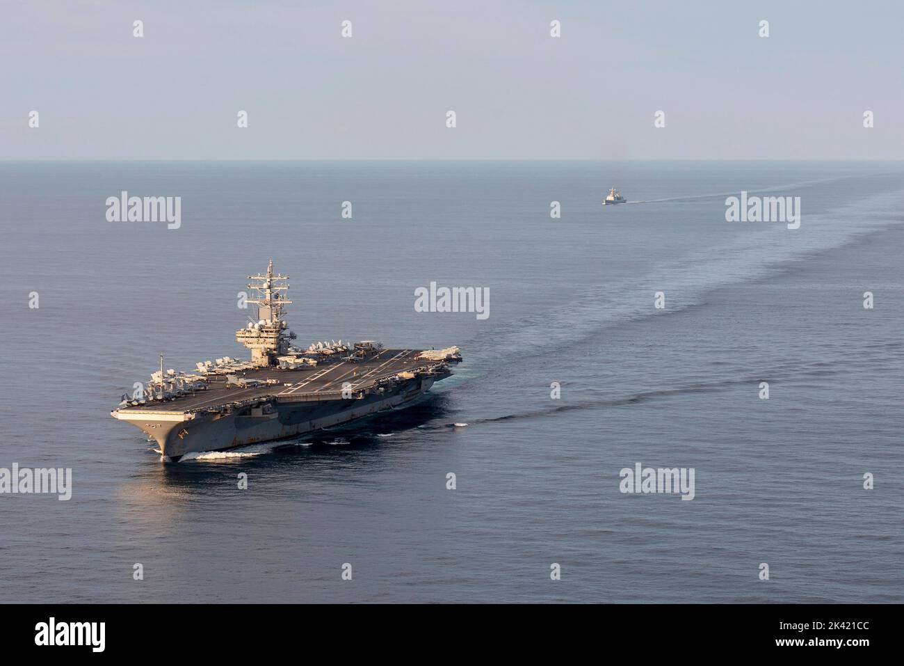 Busan, Corée du Sud. 28th septembre 2022. L'USS Ronald Reagan, super porteur nucléaire de la Marine américaine de Nimitz, vole en formation avec le destroyer DE la République de Corée ROKS Munmu le Grand lors d'opérations d'entraînement conjointes en mer de l'est, à 28 septembre 2022 près de Busan, en Corée du Sud. Crédit : MC2 Michael Jarmiolowski/US Navy photo/Alamy Live News Banque D'Images