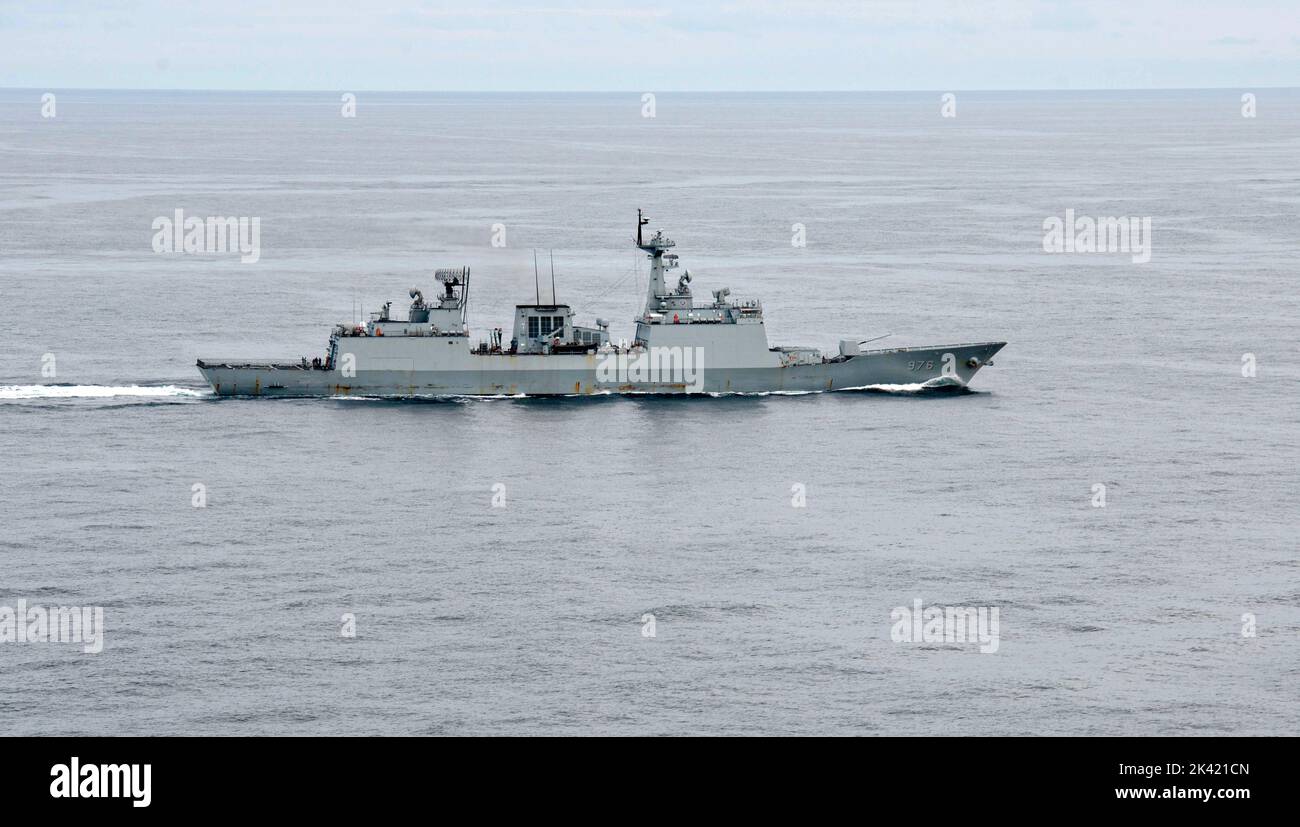 Busan, Corée du Sud. 28th septembre 2022. La République de Corée Naval Chungmugong Yi destroyer de classe Sun-sin ROKS Munmu le Grand lors d'opérations d'entraînement conjointes en mer de l'est, 28 septembre 2022 près de Busan, Corée du Sud. Crédit : MC2 Michael Jarmiolowski/US Navy photo/Alamy Live News Banque D'Images