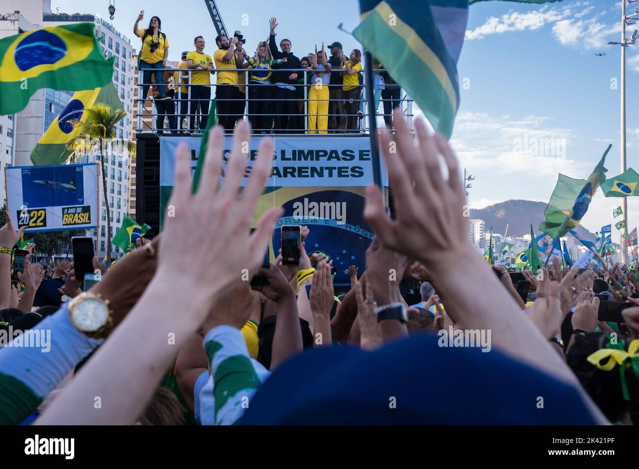 Le président brésilien et candidat à la réélection Jair Bolsonaro s'adresse à ses partisans lors d'un rassemblement politique sur la plage de Copacabana à la date de la célébration des 200 ans d'indépendance du Brésil. Banque D'Images