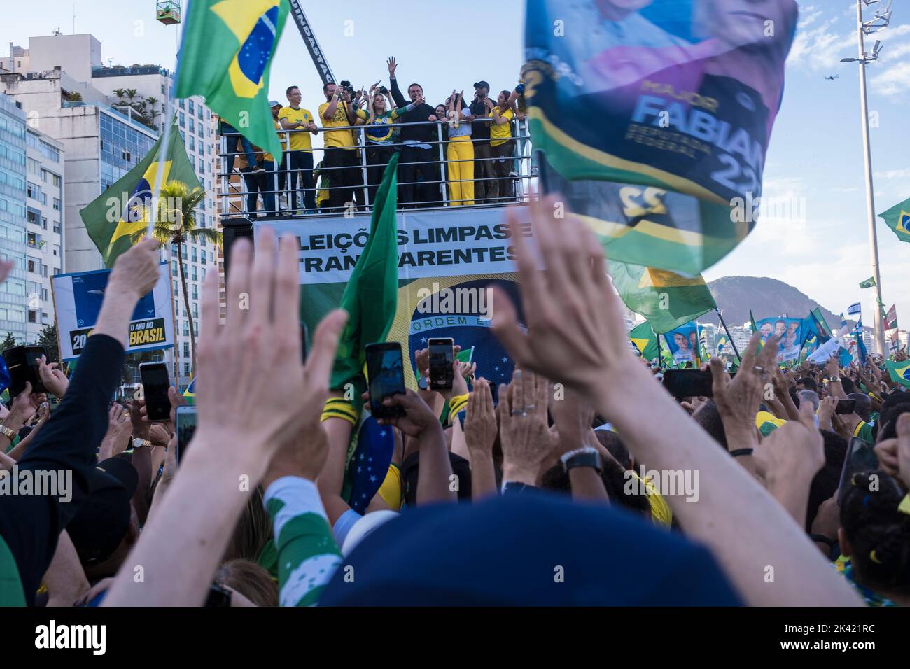 Le président brésilien et candidat à la réélection Jair Bolsonaro s'adresse à ses partisans lors d'un rassemblement politique sur la plage de Copacabana à la date de la célébration des 200 ans d'indépendance du Brésil. Banque D'Images