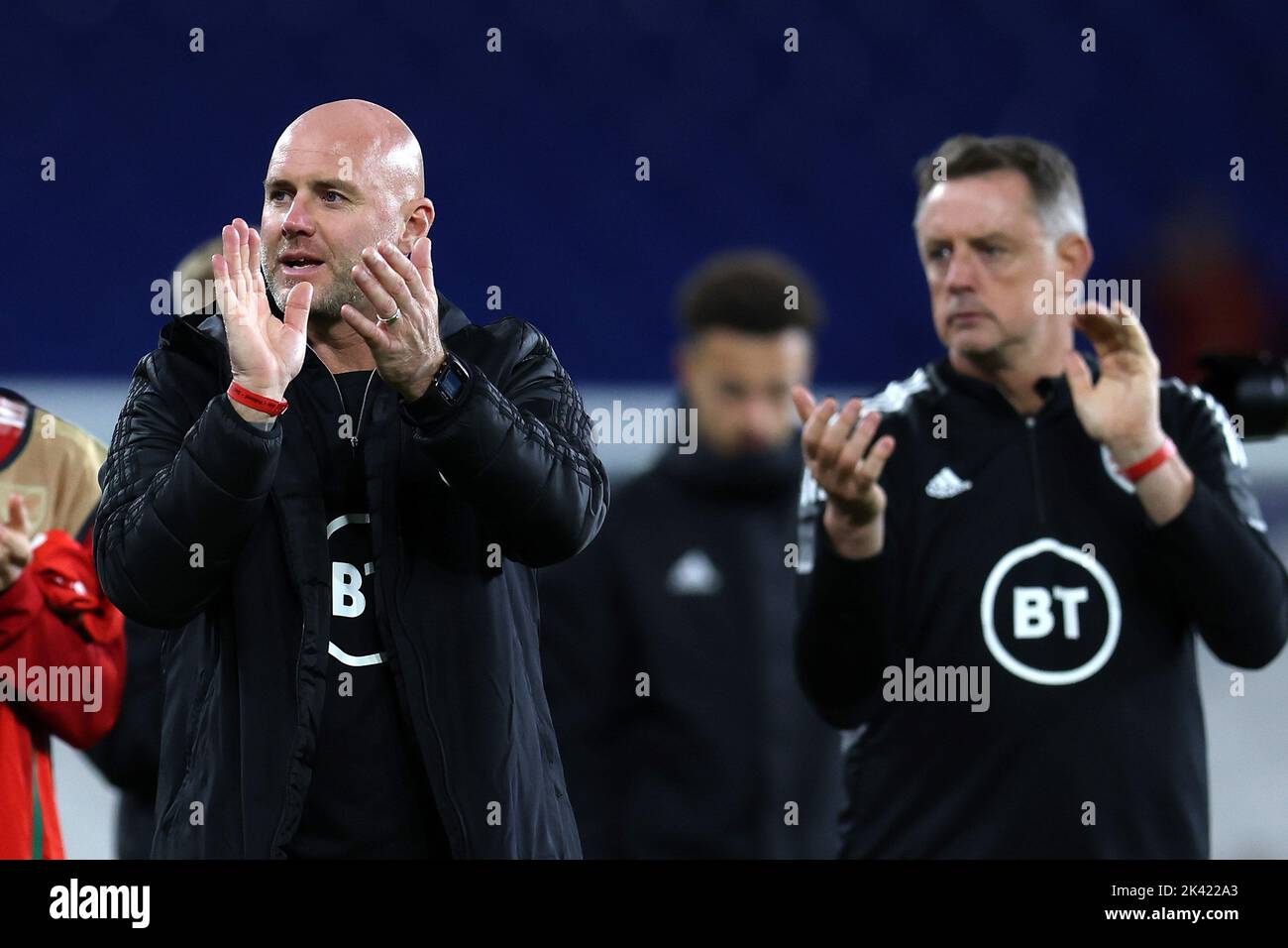 Rob page, entraîneur-directeur de l'équipe de football du pays de Galles (l), applaudit les fans après le match. Ligue des Nations de l'UEFA, match du groupe D, pays de Galles contre Pologne à t Banque D'Images