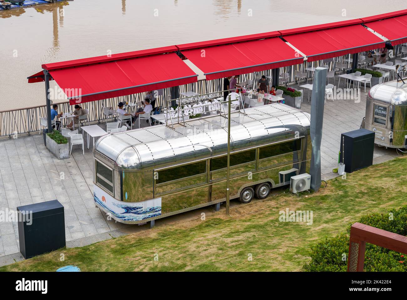 Gros plan d'un camion alimentaire mobile en métal dans le parc Banque D'Images