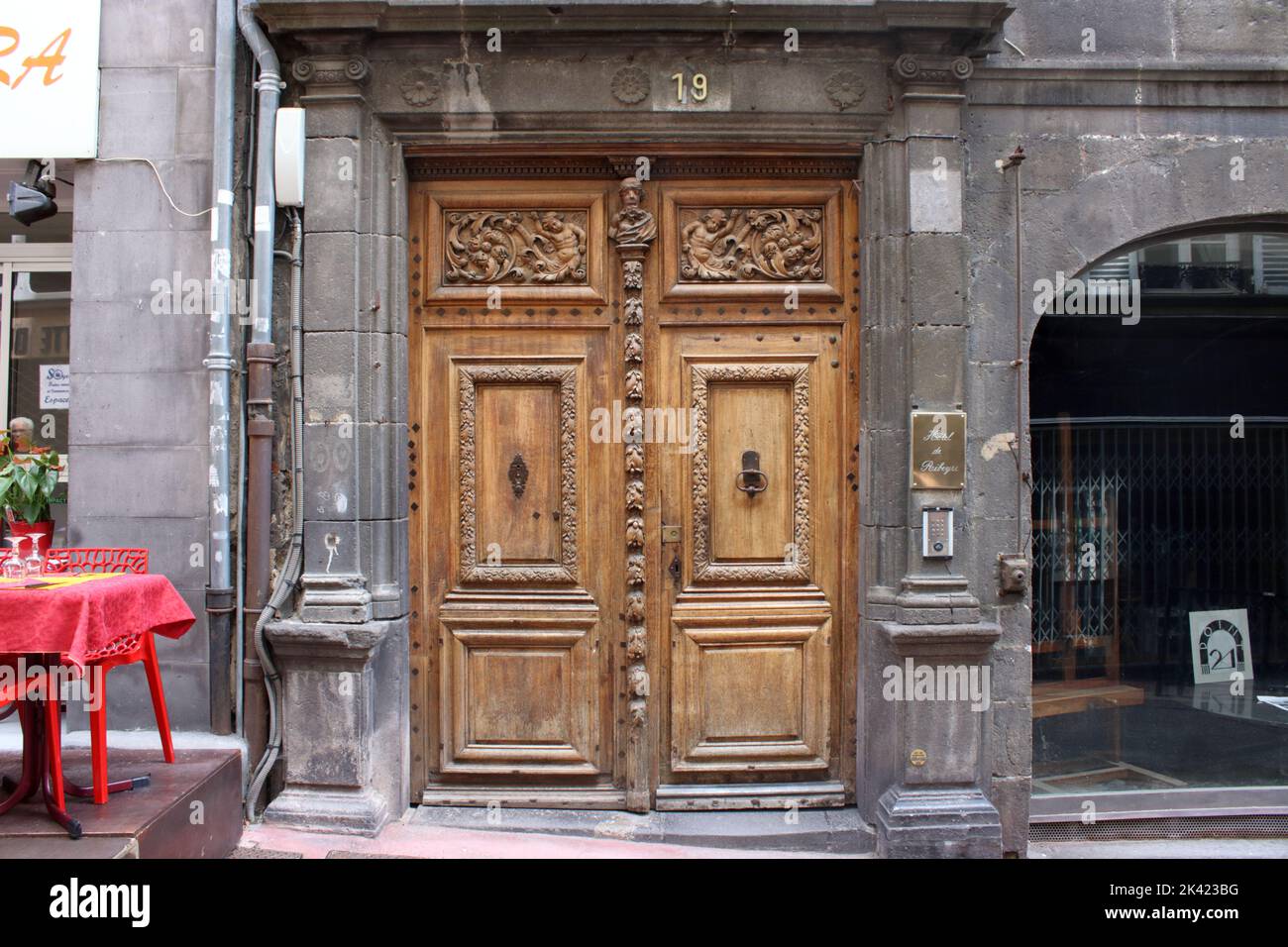 Porte en bois décorative d'époque sur la rue du Port située dans la ville de Clermont-Ferrand dans le centre de la France. Banque D'Images