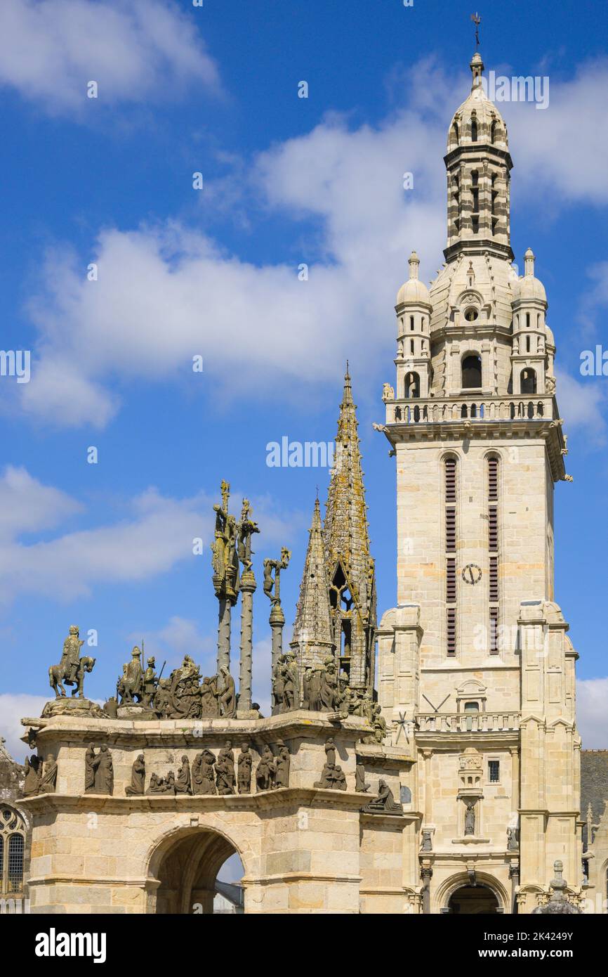 Tour et calvaire de la cathédrale Pleyben Pleyben Finistère Bretagne France Banque D'Images