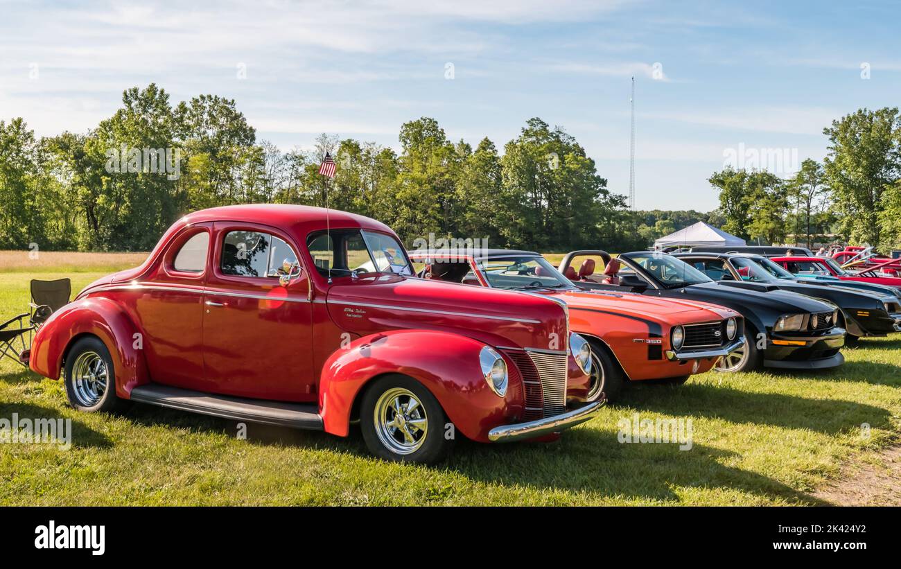 FLINT, MI/USA - 22 JUIN 2019 : une rangée de voitures classiques, dont un Ford Deluxe 1940, Sloan Museum Auto Fair, Crossroads Village, près de Flint, Banque D'Images