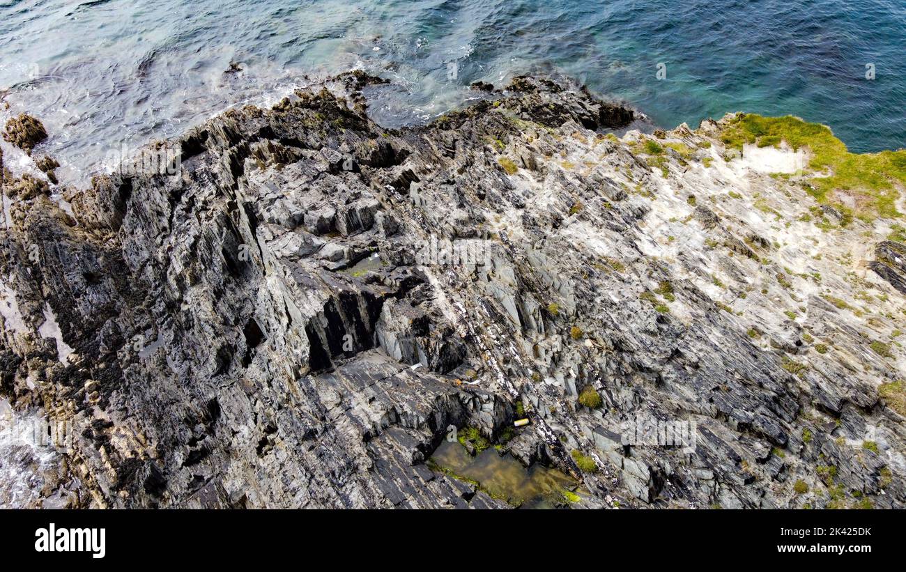 Rochers sur le bord de mer. Formations géologiques, vue de dessus. Banque D'Images