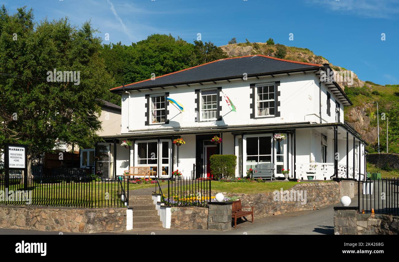 Marbryn Residential Home, North Road, Caernarfon, pays de Galles du Nord. Twthill derrière la propriété. Photo prise en juillet 2022. Banque D'Images