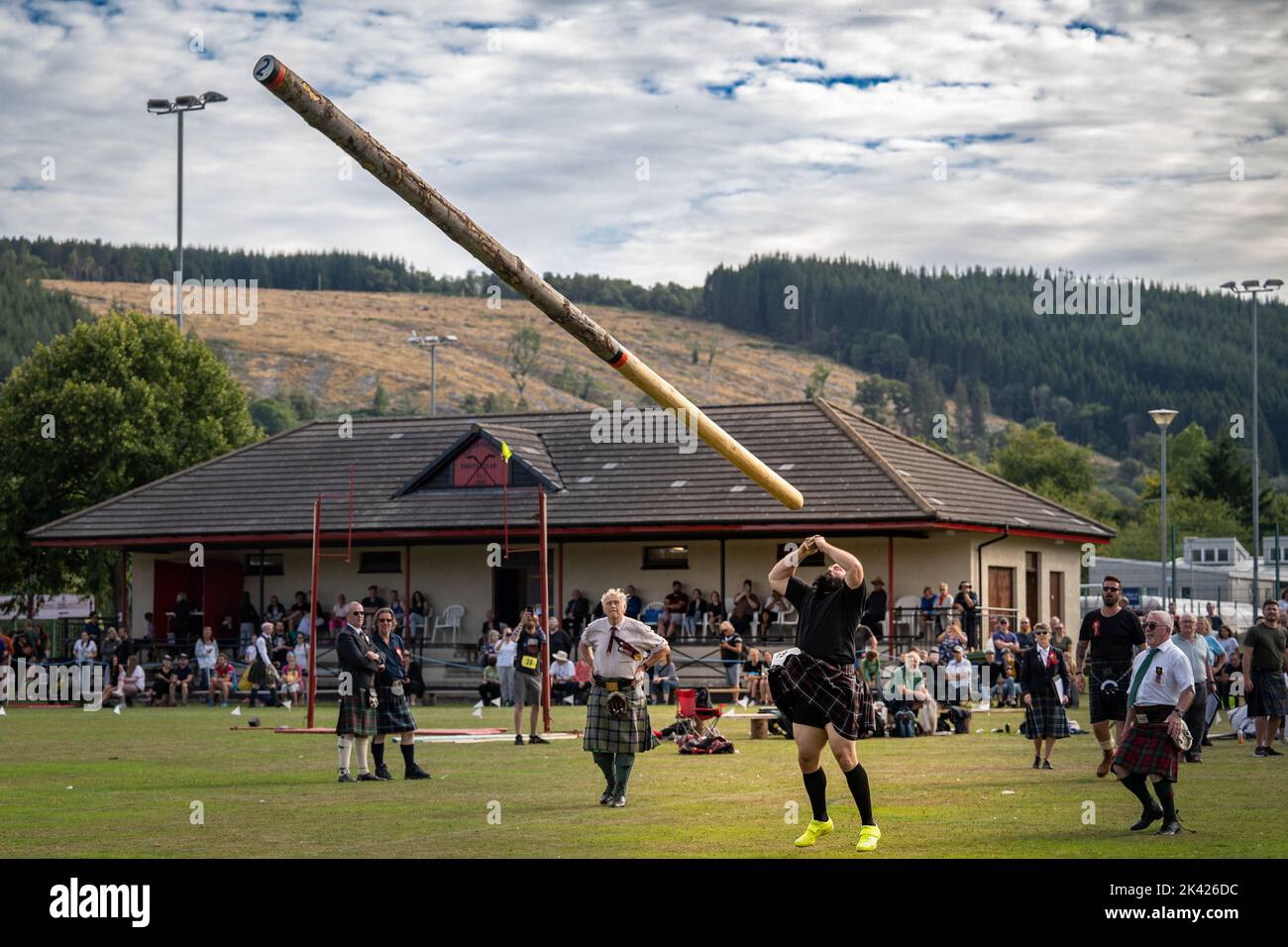 Lancer le Caber au Glen Urquhart Highland Gathering 2022. Banque D'Images