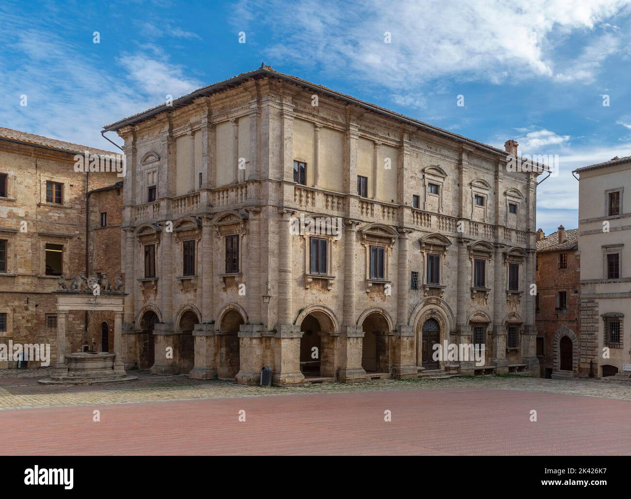 Palais de Nobili-Tarugi et puits des Griffins et des Lions à Montepulciano Banque D'Images