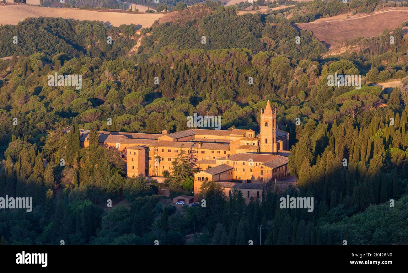 Vue au lever du soleil sur l'abbaye de Monte Oliveto Maggiore, un grand monastère bénédictin de Toscane, en Italie Banque D'Images