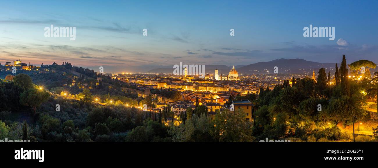 Panorama en soirée de la vieille ville et de la cathédrale de Florence avec le dôme de Brunelleschi Banque D'Images