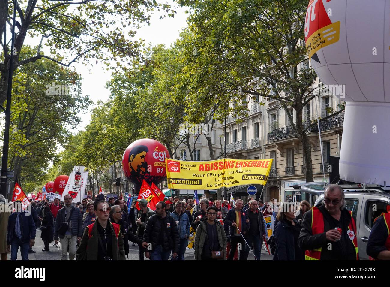 Jeudi 29 septembre 2022. Paris, France. Les manifestants syndicaux défilent pacifiquement de Denfert-Rochereau à la place Bastille, jour national de manifestations des travailleurs, appelant à une augmentation des salaires en raison de la hausse du coût de la vie, et protestant également contre les plans du président Emmanuel Macron de réforme du système de retraite français. Le principal syndicat participant était la CGT, Confédération générale du travail, Confédération générale du travail. Manifestation. Démonstration. Banque D'Images